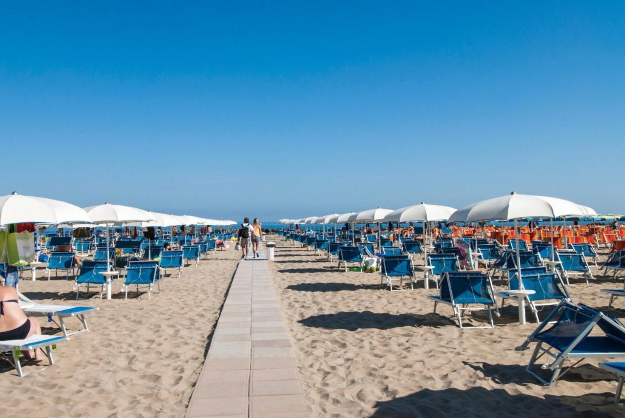 Hotel Prestige Cattolica Esterno foto