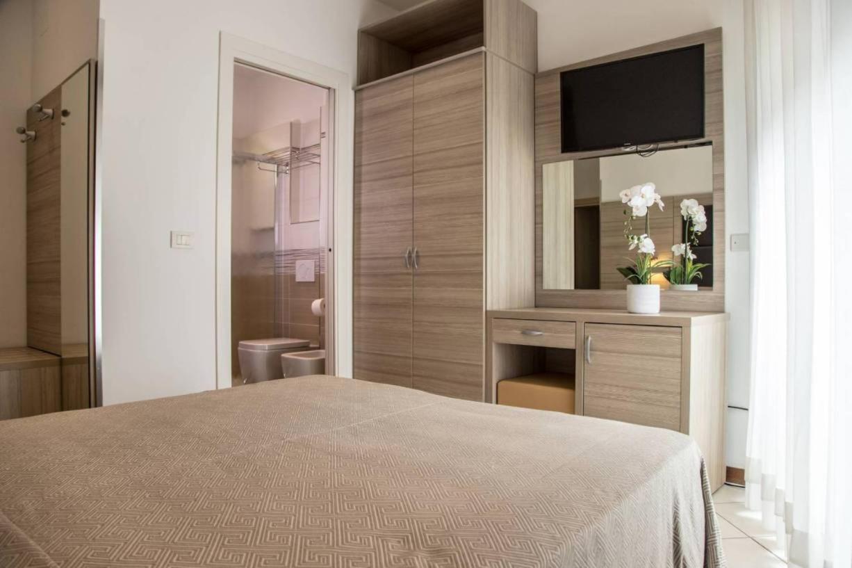 Hotel Prestige Cattolica Esterno foto