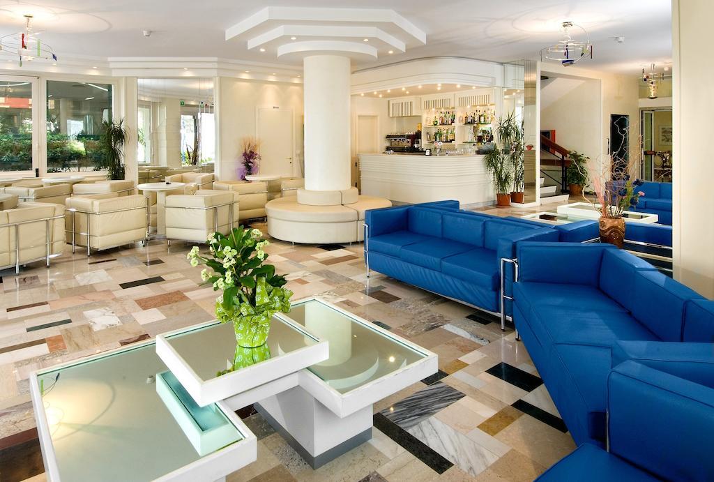 Hotel Prestige Cattolica Esterno foto