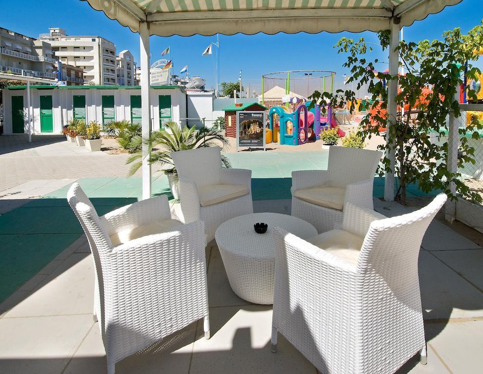 Hotel Prestige Cattolica Esterno foto